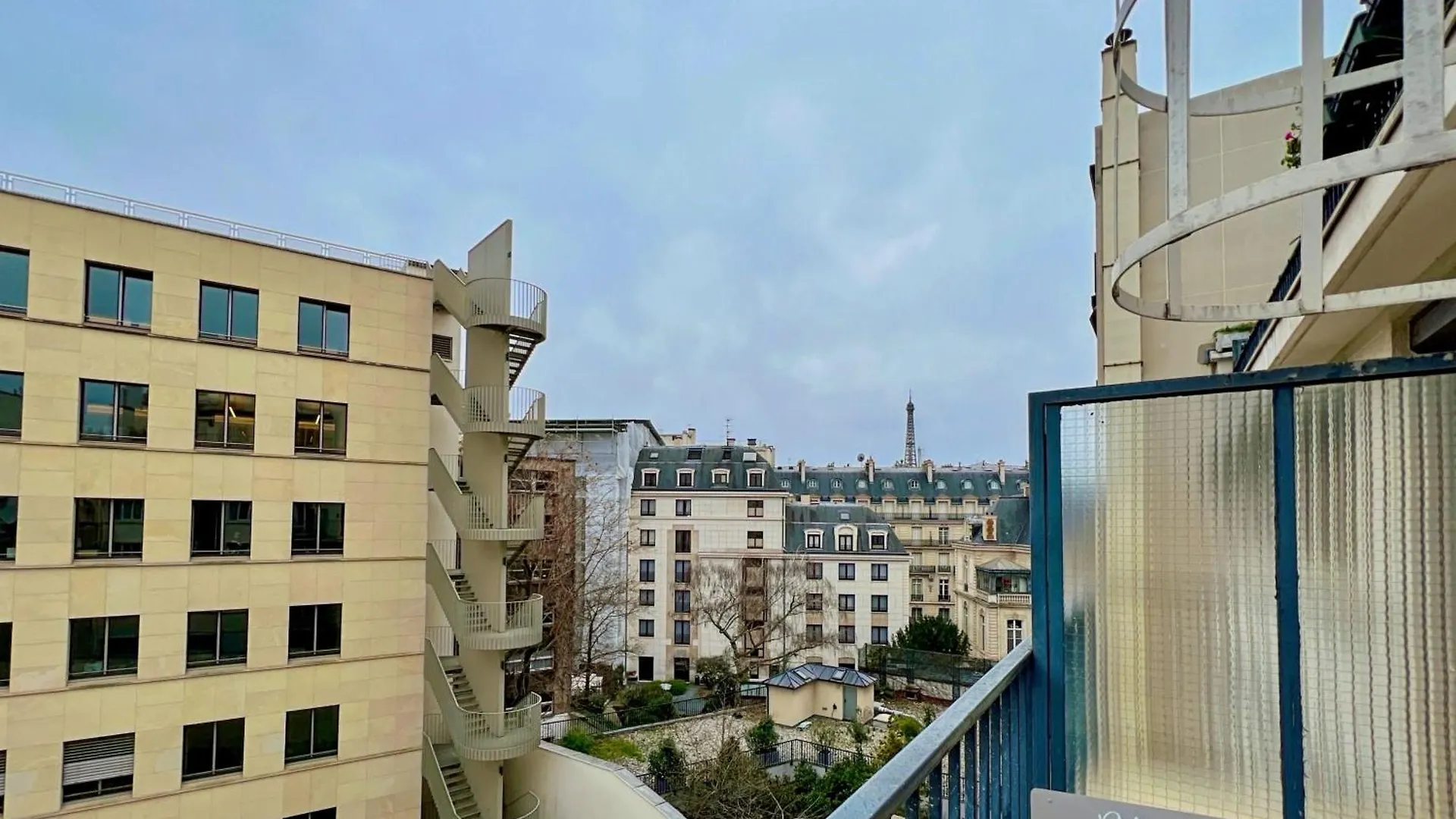 Lavie Maison : A C & Eiffel Tower View Apartment Paris
