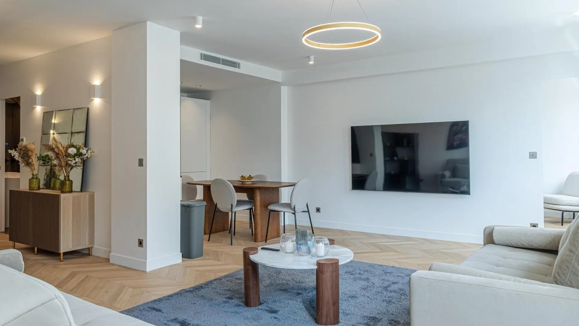 Lavie Maison : A C & Eiffel Tower View Apartment Paris
